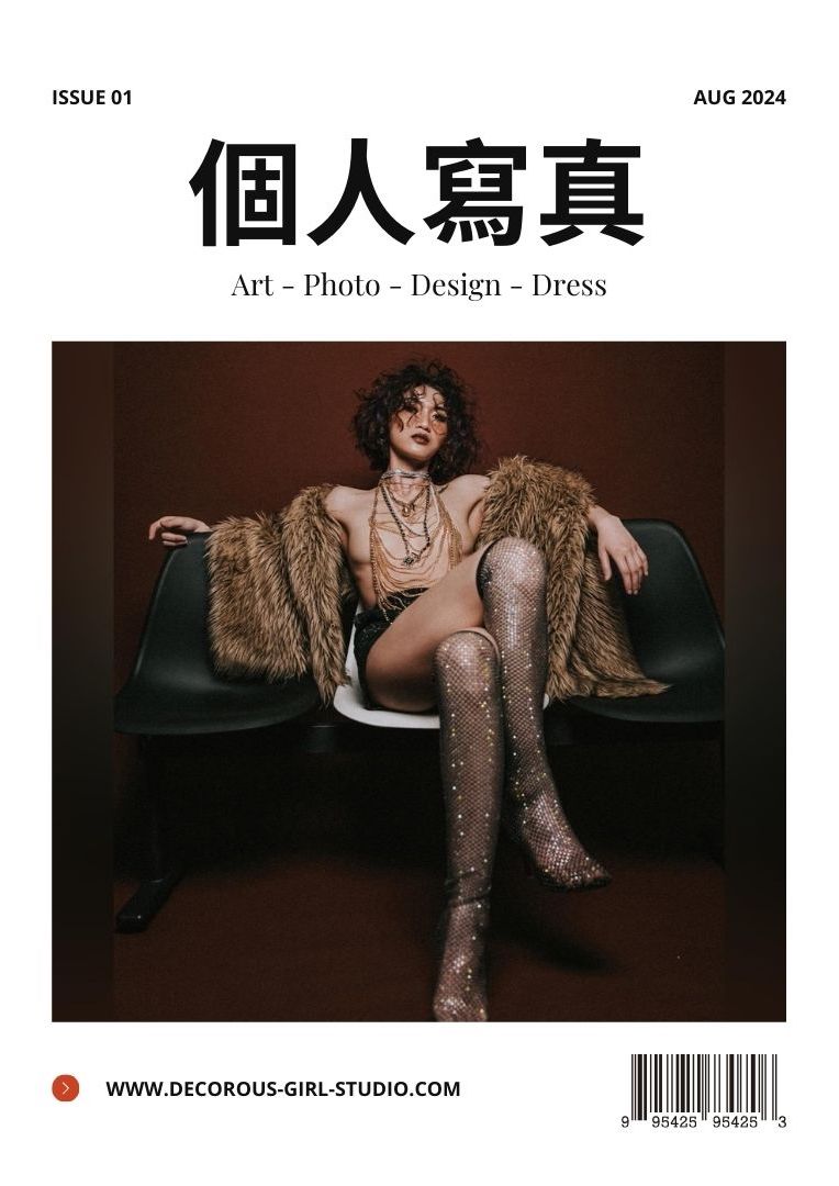 White Minimalist Travel Magazine (1080 x 1080 像素) – 13